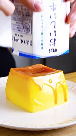 【材料4つ】生クリーム、バターなし！牛乳パックそのままプリン作り方！ 材料 ◯プリン ・卵2個 ・牛乳200ml ・砂糖30g ・ゼラチン5g ◯カラメル ・砂糖30g ・水大さじ1 ・水大さじ1 1.砂糖に水を入れて混ぜて500wの電子レンジで2分加熱し、水を入れて混ぜる。 2.パックに流し入れ、固めておく。 3.牛乳にゼラチンを入れて混ぜ、ふやかしておく。 4.卵に砂糖を入れて混ぜる。 5.ふやかした3.を500wの電子レンジで1分加熱して混ぜ、4.に流し入れて混ぜる。 6.パックに流し入れ、冷蔵庫で3時間以上冷やし固める。 7.端を剥がしてお皿に出す。 Ingredients ◯ Pudding ・2 eggs ・200ml milk ・30g sugar ・5g gelatin ◯ Caramel ・30g sugar ・1 tablespoon water ・1 tablespoon water #簡単レシピ #簡単料理 #お菓子作り #手作りお菓子 #お菓子レシピ #スイーツレシピ #レシピ動画 #簡単おやつ #syuncooking #プリン | Syuncooking