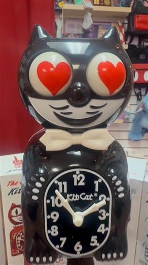 🖤 Love is ticking… ❤️ Our iconic Kit-Cat Klock is crushing HARD with those heart-eyes ✨ Original design 👀 Rolling eyes & wagging tail 🖤 Limited edition vibes Perfect for Valentine’s Day, retro lovers, or anyone who believes time should be cute. #KitCatKlock #RetroDecor #ValentinesDecor #VintageVibes #Retrofestive | RetroFestive Pop Culture & Christmas Store
