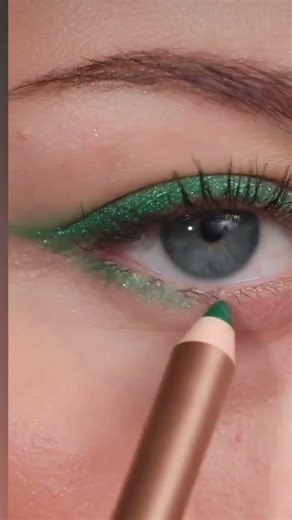 Green Eyemakaup Tutorial 😱 #greeneyeshadow #eyemakeup ##smokeyeye #glassskin #highlighter #makaup