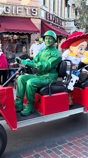 disneyland california parade experience #foryou #fyp