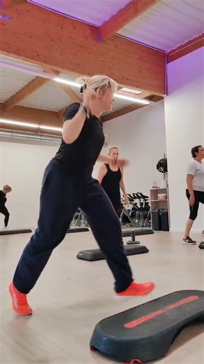 🔥 Envie de transpirer en t’amusant ? Le STEP, c’est LE cours cardio collectif qui mixe : 🎵 Musique entraînante 🪜 Chorés fun et accessibles 💪 Un max de calories brûlées 😅 Et surtout… du PLAISIR à chaque pas ! Que tu veuilles booster ton endurance, ton cardio ou juste passer un super moment, le step est fait pour toi 🚀 👉 Viens mettre le feu avec nous en cours ! 👉Inscris toi directement en ligne https://checkout.moresports.io/4009421/checkout/l_orange_bleue/rates/1231148230 👉 Découvre le c