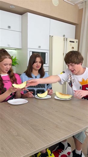 EASY WAY TO REMOVE MELON SEEDS 🍈✨ SATISFYING HACK! 😍