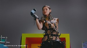 【 #一展自主時尚姿態 | Galaxy Z Flip4】 發掘更多靈感： https://bit.ly/3CHg1TI 手機真正強大之處，並非著重功能或相機鏡頭，而在於透視你嘅個人風格同靈魂，猶如「見機如見人」。 熱愛創作嘅軒公今次聯同時裝設計師 Kit Wan 從審美角度出發，將 Galaxy Z Flip4 融入設計，透過時裝美學強調時尚姿態嘅自主性，並邀請 Joyce & Panther 演繹時裝結合手機嘅新潮流，將手機變成你嘅日常飾品。 Let’s Unfold 軒公時裝世界，見證 Galaxy Z Flip4 新世代變奏！ 更多軒公 & Kit Wan 造型絕密分享： https://bit.ly/3CHg1TI #GalaxyZFlip4 #JoinTheFlipSide #UnfoldYourFlipStyle | Samsung