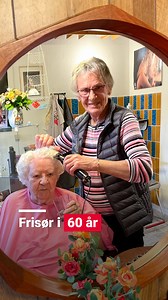 Ebba har været frisør i 60 år 👱🏻‍♀️ Ebba Anna Hansen klippede sin første kunde for 66 år siden. Det var dengang, at Carmen Curlers og højt hår var det fedeste! Hun var selv 17 år. I dag er hun 83 – and still going strong! Ebba har netop fejret sit 60-års jubilæum som salonejer i Jystrup, og hun har ikke tænkt sig at stoppe lige foreløbig, selvom det der med drengenes hårmode kan være lidt svær at forstå. | TV2 ØST