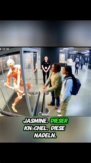 25 Jahre lang suchte eine Mutter nach ihrem Sohn. Dann sah sie ihn plötzlich wieder – in einer Ausstellung. Eine Geschichte über Vermissen, Zweifel und Fragen, die bis heute unbeantwortet sind. #WahreGeschichte #Vermisst #Mutterliebe #UngeklärteFälle #Gerechtigkeit | Geschichtepate