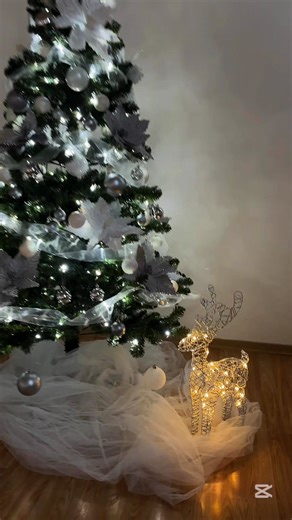 Už to začínameee… 🎄💫 Na Slovakii otvárame prvé krabice s baňkami, svetielkami a všetkým tým, čo k Vianociam patrí ✨😍 Stromčeky sa už obliekajú do svojej krásy, všade to začína voňať sviatkami a my sa nevieme dočkať, kým vám ukážeme celý Christmas vibe 🎁💛 Milujeme toto obdobie – teplo, pohodu, rodinu, svetielka… a tú našu hotelovú mágiu ✨😊 Tešíme sa, čo spolu vytvoríme tento rok 🎄💛 #HotelSlovakia #VianoceNaSlovakii #ChristmasVibes #Zilina #VianocnaAtmosfera #Stromceky #Banky #HolidayMagic