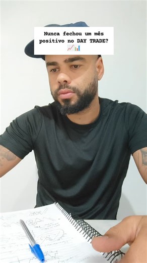 Paulo Trader | Caçador de Candle on Instagram: "🔵 5 coisas que estão travando sua evolução no Day Trade: 1️⃣ Achar que precisa estudar 6h por dia. 👉 O que funciona é estudar 25–40 min com foco e depois executar. 2️⃣ Tentar aprender “um pouco de cada estratégia”. 👉 Isso só cria um Frankenstein operacional. Uma lógica bem dominada vale mais que 10 técnicas mal usadas. 3️⃣ Operar todo dia pra não “perder oportunidade”. 👉 Tem dia que NÃO é pro seu operacional. Operar assim é pedir pra bater meta
