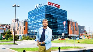 Insomma possiamo dirlo, tutte le strade portano al Parco Dora 😂 Questa estate vieni a vedere i tuoi artisti preferiti al Parco Dora Live, la nostra rassegna estiva in collaborazione con CAB 41 🎤 Scopri il programma completo di giugno e luglio su 👉 https://bit.ly/parcodoralive2023 Acquista i biglietti per gli spettacoli su 👉 https://bit.ly/ticket-it-parcodoralive23 o presso l'Infopoint del Centro commerciale ℹ Radio Partner TOradio ticket.it Paolo Ruffini #parcodoralive2023 #parcodora | Parco