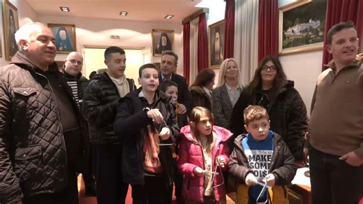 Το ΚΔΑΠ ΑΜΕΑ «Πρόσβασις» τραγουδά τα κάλαντα στο Μητροπολίτη - Η επίσκεψη του Περιφερειάρχη στο γηροκομείο