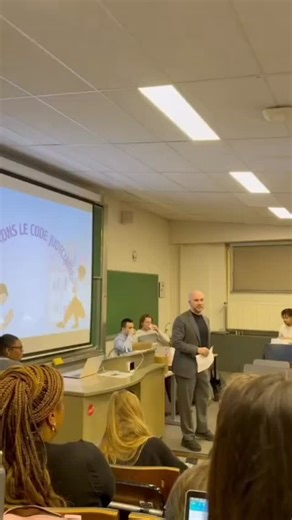 ELSA Brussels on Instagram: "Tu ne sais pas vraiment comment utiliser un code ?🤔 Comment le surligner, l’annoter, ou t’en servir efficacement ? Pas de stress ! Nos assistantes te donnent leurs meilleurs conseils pour t’aider à maîtriser ton code comme un(e) pro lors de tes examens.💙 🎙️ Un grand merci à nos trois assistants pour cet atelier enrichissant !"