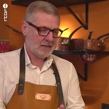 Aujourd'hui, une recette ensoleillée, Gerald Watelet va faire des poivrons 🫑 farcis aux aubergines 🍆 et au pecorino. Ca nous vient d'Italie 🇮🇹 et on a besoin de soleil 🌞 en hiver et de se faire du bien. C'est délicieux! 😋 Recette 👉🏻 https://bit.ly/3kOS9Z5 | C'est du Belge - RTBF