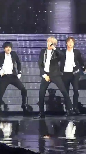 Dynamic BTS Performance with Stunning Choreography