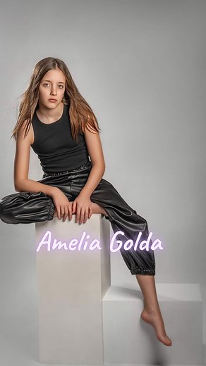 ✨ Amelia Golda ✨ Amelia to pełna energii 12-latka o wyjątkowym talencie aktorskim, który rozwija z ogromnym zaangażowaniem. Oprócz pasji do aktorstwa uczestniczyła również w zajęciach gimnastycznych oraz tanecznych, specjalizując się w modern jazzie 💃🏼 Aktywnie bierze udział w projektach reklamowych i kampaniach społecznych 🎬 ______________________________ Obserwuj @zgrani_agencja_aktorska Obserwuj @zgrani_agencja_aktorska Obserwuj @zgrani_agencja_aktorska #casting#castingaktor#aktor#graaktor