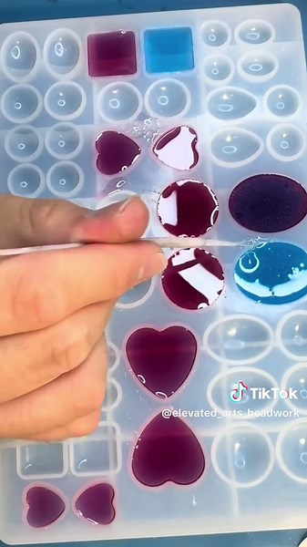 My quick thoughts on my first time using 24 hour resin! 🤔 I was too slow and it started curing in the cups 😬 It got hot and started getting sticky. I tried gloves (like all of the people that keep saying I’m so irresponsible for not using) and the gloves were a fail. They got sticky and the thumb tip got ripped off and my thumb was even more exposed to the chemicals than it was when I wasn’t wearing the gloves! It was a nightmare 😩 I’m hoping the few things I made turn out ok lol I kept askin