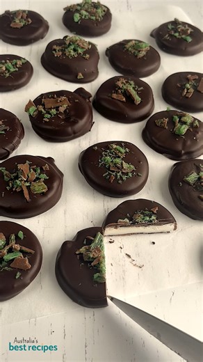 These delicious little treats are filled with a minty centre and coated in dark chocolate, reminiscent of old-school Peppermint Patties. They make the perfect gift for choc-mint lovers! https://www.bestrecipes.com.au/recipes/gift-box-peppermint-patties-recipe/kx9lc6vo | Best Recipes
