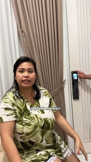124K views · 1K reactions | Masih takut pintu mudah dibobol atau lupa bawa kunci? Dengan FORTRESS Smartlock, semua fitur keamanan sudah lengkap dalam satu gagang pintu:  Kamera untuk memantau tamu yang datang  Sidik jari untuk akses cepat & aman  Kontrol via handphone dari mana saja Saatnya beralih ke smart security yang sesungguhnya. Rumah aman, hati tenang. | Pintu Baja Fortress | Facebook