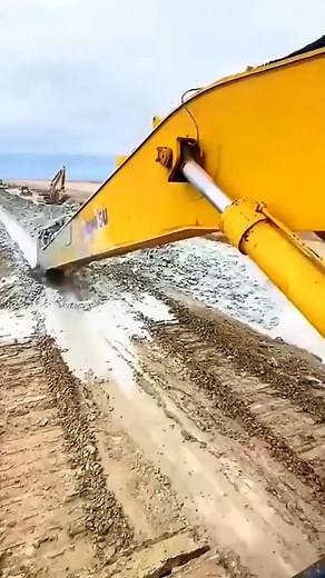 The Excavator With an Arm Like a Skyscraper #ExtremeMachines #LongRea... | Fame Rush