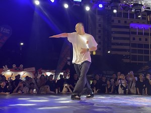 广西战马popping j裁判秀，果然大神表演还是要现场看才震撼啊，刨冰机牛逼