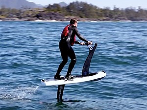水上をハイスピードで飛び回る？ 最高時速45kmの電動フォイルボード「Hydroflyer」 - bouncy / バウンシー