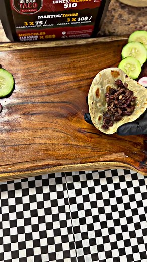 9.1K views · 109 reactions | #tacosalcarbon #avondale #Arizona #carbon #tortillasdeharina #salsatatemada #pepinos #RABANOS #carneasada #usa #rico #sabroso #hambre #rapidos #Servicio #familia #family Unbuen Taco | Verónica García Sotelo | Facebook