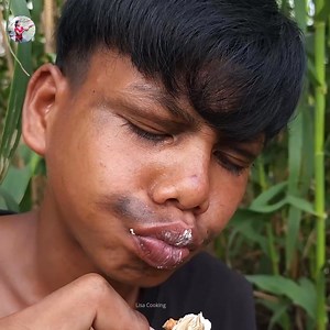 Catching crabs and boiling for our survival food Part 12 | Lisa Cooking