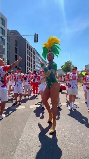 Gustavo Siqueira ✨sambando na abertura da parada gay de Munique na Alemanha