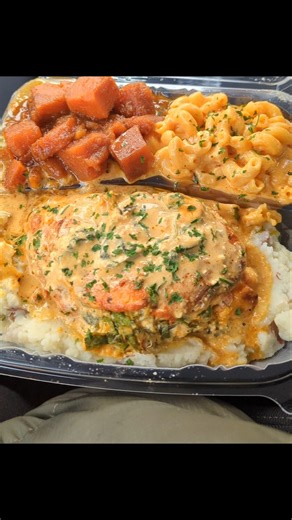 USPS Mailman Eats Some Of The Best Soul Food in Chicago! (Food On The Run)