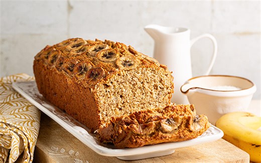 É só bater por 2 minutos no liquidificador e levar ao forno para fazer o bolo de banana mais fácil e fofinho para o café da tarde