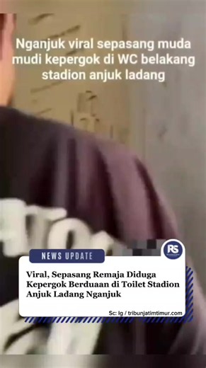 NGANJUK – Sebuah video yang memperlihatkan sepasang remaja diduga masih di bawah umur kepergok berada di dalam toilet Stadion Anjuk Ladang, Kabupaten Nganjuk, viral di media sosial pada Senin (13/7/2026). Video tersebut ramai beredar di sejumlah grup Facebook dan menuai beragam reaksi dari warganet. Dalam rekaman yang beredar, keduanya disebut ditemukan sedang berada di dalam toilet stadion. Salah satu unggahan yang ramai diperbincangkan menyertakan narasi, “Anak siapa itu, Nganjuk viral muda-mu