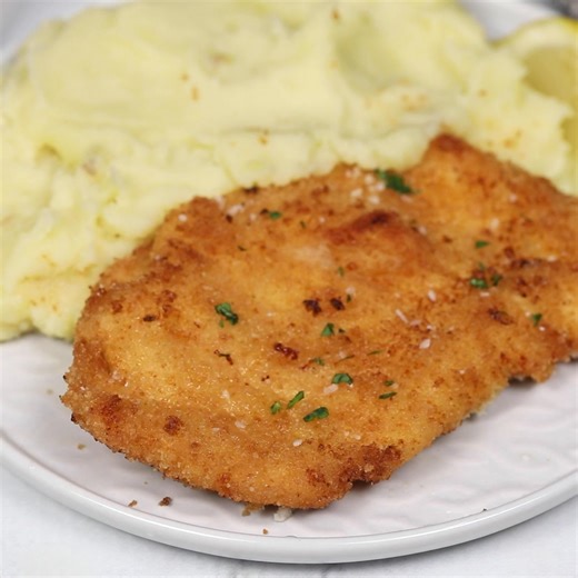 Chicken Schnitzel is a traditional German recipe of crispy, juicy, breaded and pan-fried chicken cutlets. Easy to make and SO delicious! RECIPE: https://www.yellowblissroad.com/chicken-schnitzel/ | Yellow Bliss Road