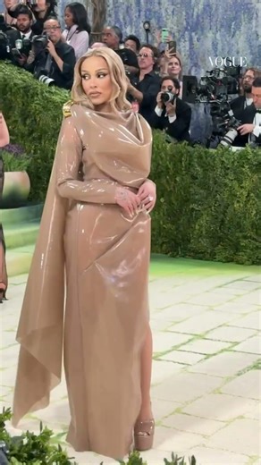 #DojaCat は #ysl の印象的なラテックスのルックで #metgala に登場🤎 #metgala26