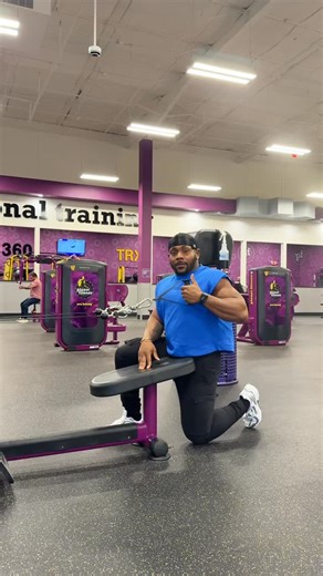 QuanB | Fitness Coach on Instagram: "Single Arm Cable Row (kneeling) the RIGHT way🔥💪🏽#backday #lats #backworkout #cablerows #gymtips"