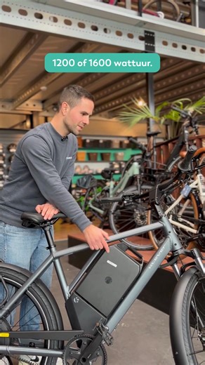 De Klever N Pinion/ Core 45 speedepedelec maakt indruk - krachtig, comfortabel én wel een heel hoorbare claxon 😉 En het wordt nog beter: niet alleen dit model, maar ook de Pinion X en Gala Y hebben scherpe najaarskortingen, tot wel €1000 – ook van toepassing op leasefietsen! Zin om ze te testen? Dat kan in onze winkels in Zedelgem, Aalter, Kluisbergen, Lier of Aalst. 🚴‍♂️ #klever #speedepedelec #korting | Café Vitesse Zedelgem