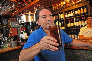 ¿Por qué a los chilenos nos gusta tanto el pisco? Sommelier Pascual Ibáñez y el creativo tras la campaña de Capel responden | The Clinic