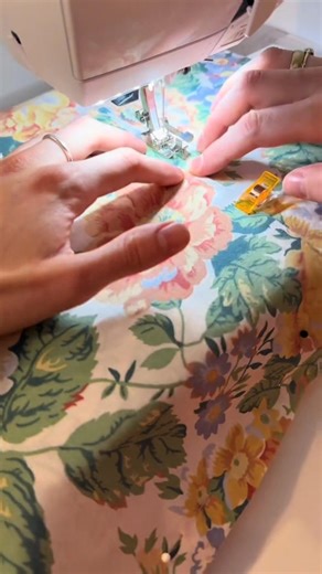 1.2K views | Lining/inside pocket tutorial! Round duffle turorial coming soon! 殺 Video by Flo+TheMachine #sewing #sewingtiktok #sewingforyoupage #sewingtutorial #sewingtutorialsforbeginners #sewingpattern #sewingfyp #quilting #patchwork #upcycling #handmade #DIY#CapCut | Jennifer | Facebook