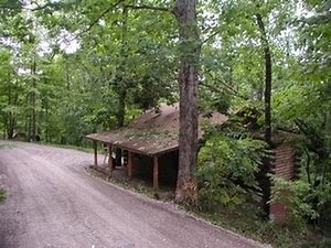 Cedar Splendor Log Cabin Rental in the Ozark Mountains
