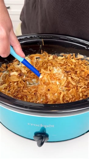 All In One Crockpot Side Dish! Danny N shows us how to make a side dish your family will love using, green beans, cream of mushroom soup, cooked bacon, cream cheese, mild cheddar shredded cheese, sour cream, the blend seasoning, crushed red peppers and crispy fried onions. 🎬 This video was produced by Network Media and Danny N’s Kitchen | The Simple Dish