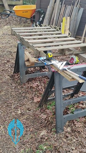 pallet workbench tip. #diy #hometools #homeprojects