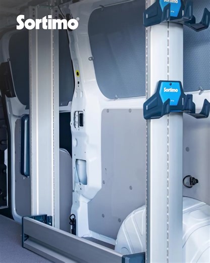 Elke werkdag efficiënt starten begint bij een goed ingerichte bus. Met Sortimo kies je voor overzicht, veiligheid en een inrichting die meegroeit met jouw werk. Of je nu monteur, installateur of servicetechnicus bent, alles heeft een vaste plek en je werkt sneller en professioneler. Ontdek waarom zoveel vakmensen kiezen voor Sortimo 🚐 #Sortimo #SortimoNL #Vakmensen #Bedrijfswageninrichting #Werkdag #Efficiënt | Sortimo bedrijfswageninrichting