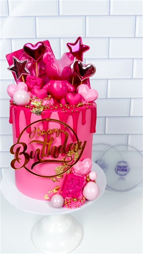 We call this cake “Pink Explosion” because it just feels right 🩷🎀💕 Use Flexi Frost to make perfectly straight cakes with the sharpest edges! Our Flexible Frosting Plates replace traditional Ganache Plates and make it easier to make cakes with sharp edges without all the hassle! Order Flexi Frost today from www.frostform.com 🌎 Worldwide shipping | Frost Form