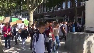 Die Demonstration von Fridays for Future Oberhausen läuft mit guter Beteiligung von rund 2000 Teilnehmern auf dem Saporishja-Platz mitten in der Innenstadt. | WAZ Oberhausen