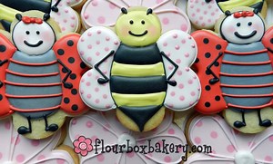 710K views · 17K reactions | Buzzzzzzzzz! We hope you enjoy this start-to-finish look at a bumble bee design that uses the chunky daisy cookie cutter! | The Flour Box | Facebook