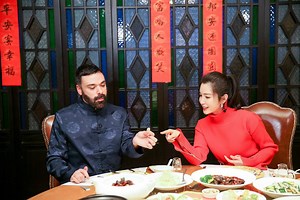 439K views · 1.7K shares | The Chinese New Year’s Eve dinner is the most important meal of the year. We ask movie star Li Bingbing to show us a few pointers on how to make a perfect New Year feast. #HappyChineseNewYear LiBingbing 李冰冰 | China Xinhua News | Facebook