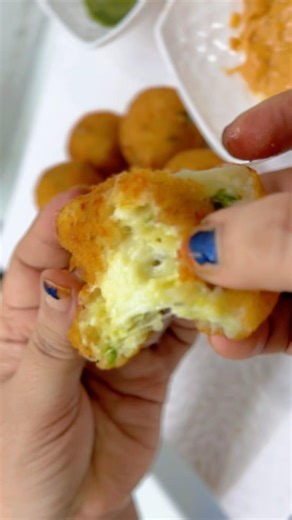 Crispy Cheese Balls Recipe | Café Style Cheese Balls | Easy Snack Recipe at Home #cheesesnacks