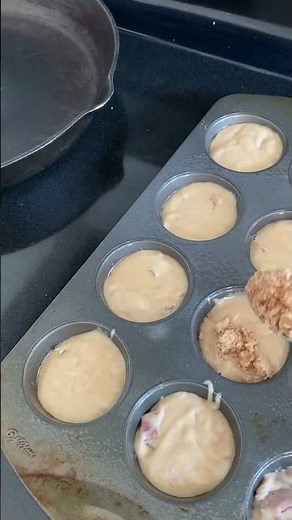 Easy Rhubarb Muffins 😋From Dorothy’s Kitchen #shorts