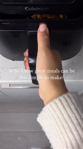 🌿 Easy Air Fryer Stuffed Aubergine with Whole Harissa Chickpeas These stuffed aubergines are the best! All done in the air fryer, no faff, easy as 1-2-3! Perfect as a side, main, or starter to wow your guests… or just cosy up with one on the sofa. So simple, so good. 🛒 Ingredients: 3–4 small aubergines (or 2 large), halved lengthwise 1 can chickpeas (drained & rinsed, keep whole) 1–2 tbsp harissa paste (adjust to taste) 1 tbsp olive oil Salt & pepper, to taste Tzatziki, for base sauce Fresh co