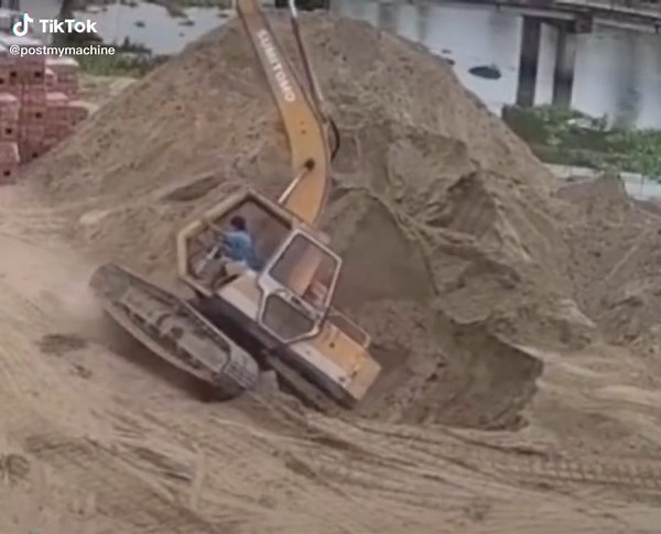 How do i explain this to dad #excavator #constructionfail #postmymachine #heavyequipmentfails #hydraulicexcavator