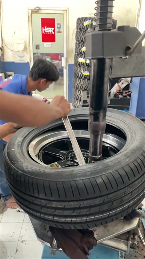 This is how to install a car tire using a machine.#car #diy #short #hsr #mechanical