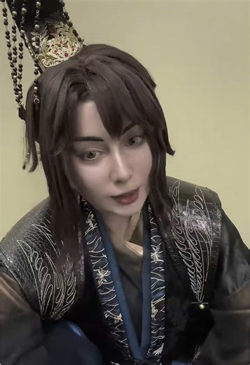 Welcome to a new format „Poem with TXJ“ but Taxian Jun tries to be a normal human being 👌🏻 #thehuskyandhiswhitecatshizun #erha #cosplay #taxianjun #moran