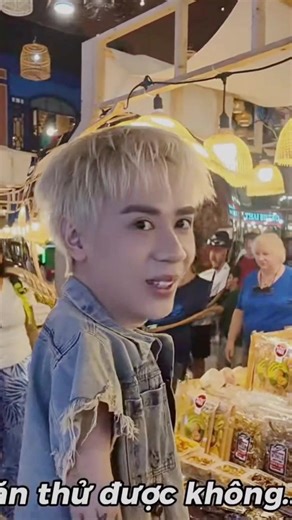 His eyes light up at the sight of food 🤣🤣 #quanghungmasterd